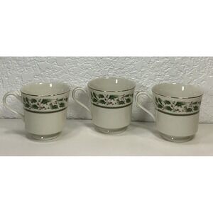 Royal Limited Holly Holiday Set of‎  Coffee Mugs Christmas Cups Japan 🎄